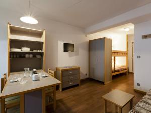 een woonkamer met een tafel en een slaapkamer bij Studio Brides-les-Bains, 1 pièce, 4 personnes - FR-1-512-14 in Brides-les-Bains
