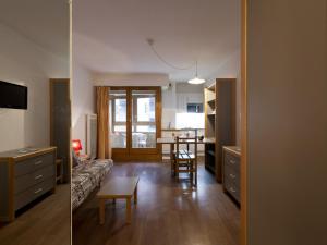 een woonkamer met een bank en een eetkamer bij Studio Brides-les-Bains, 1 pièce, 4 personnes - FR-1-512-14 in Brides-les-Bains