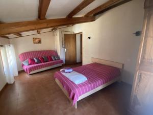 Giường trong phòng chung tại Maison de village Chez Mima Valensole