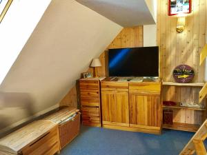a living room with a flat screen tv in a attic at Appartement Villard-de-Lans, 2 pièces, 4 personnes - FR-1-515-95 in Villard-de-Lans