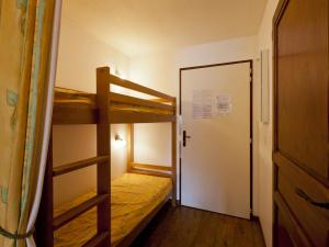 a room with two bunk beds and a door at Studio Brides-les-Bains, 1 pièce, 4 personnes - FR-1-512-143 in Brides-les-Bains