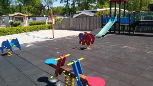พื้นที่เล่นสำหรับเด็กของ Comfortabel en gezellig familie chalet tot 6 personen op de Veluwe Bungalowpark De Kern - All inclusive