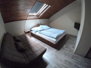 a small bedroom with a bed and a chair at Dami Apartman in Hajdúszoboszló