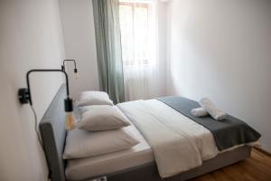 Posteľ alebo postele v izbe v ubytovaní Apartamenty Centrum Biskupiec