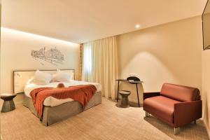 Katil atau katil-katil dalam bilik di Hotel du Pin Nice Port