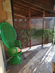 una silla verde sentada en un patio en Mayorazgo De Altamira Mila, en Santillana del Mar
