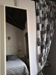 espejo reflejo de una cama en un dormitorio en Mayorazgo De Altamira Mila, en Santillana del Mar
