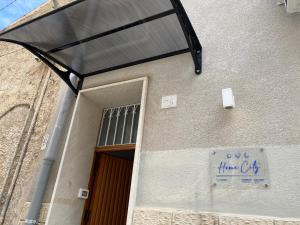 Ein Gebäude mit einem Schild, auf dem die erste Stadt steht. in der Unterkunft HOME CITY in Castellammare del Golfo