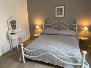 - une chambre avec un lit blanc et une commode blanche dans l'établissement HOME CITY, à Castellammare del Golfo