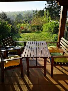 una mesa de picnic de madera y 2 sillas en el porche en Mayorazgo De Altamira Mila, en Santillana del Mar