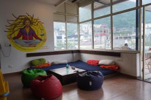 Posezení v ubytování Joey's Hostel Rishikesh