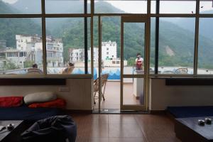 Nespecifikovaný výhled na hory nebo výhled na hory při pohledu z hostelu