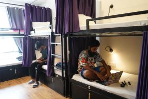 Palanda nebo palandy na pokoji v ubytování Joey's Hostel Rishikesh