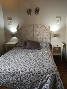 A bed or beds in a room at Mayorazgo De Altamira Mila