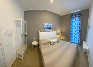 - une petite chambre avec un lit et une fenêtre dans l'établissement HOME CITY, à Castellammare del Golfo