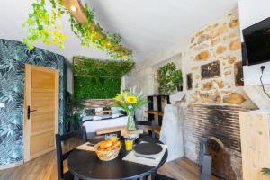Un comedor con una mesa y una pared de ladrillos. en L'Amazonia - Domaine Tropical, en Saint-Aignan 16 fotos más