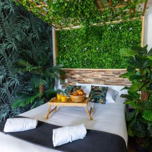 サン・テニャンにあるL'Amazonia - Domaine Tropicalのパティオ(ベッド1台、テーブル、植物付)