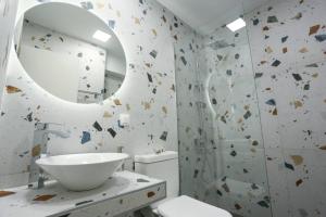 uma casa de banho com um lavatório e um espelho em Valory #4 Aesthetic Stay em Tessalônica
