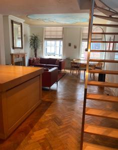 uma sala de estar com um sofá e uma mesa em Pearl of the Hague - R.Q.C. em Haia