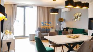 A seating area at Sea View Rental Front Beach