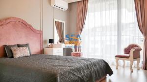 A bed or beds in a room at Sea View Rental Front Beach