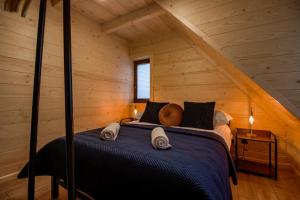 a bedroom with a bed in a log cabin at Apartamenty na Polnej in Leśnica