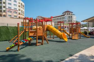 um parque infantil com escorrega num parque em Melia Sunny Beach All Inclusive em Sunny Beach