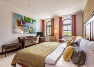 um quarto com uma cama grande e uma secretária em LandHaus Zum LindenHof em Marxen