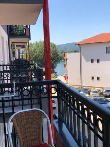 balkon z krzesłami i widokiem na wodę w obiekcie Apartman Pino w mieście Veliko Gradište