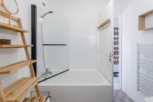 een badkamer met een douche en een bad bij Le Val d'Ore par Dodo-a-Cassis in Cassis +15 foto's