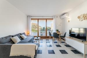 een woonkamer met een bank en een tafel bij Le Val d'Ore par Dodo-a-Cassis in Cassis