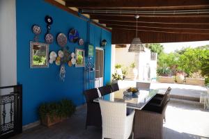 un comedor con una pared azul con una mesa y sillas en Villa Pegasus, en Agios Nikolaos
