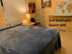 ein Schlafzimmer mit einem Bett und einem Schreibtisch mit einer Lampe in der Unterkunft House 3br 1-bath, 8-min from Indian Rocks Beach, nice park thru back gate in Largo