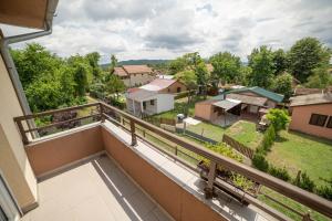a balcony with a view of a yard at Prenoćište Leona in Veliko Gradište