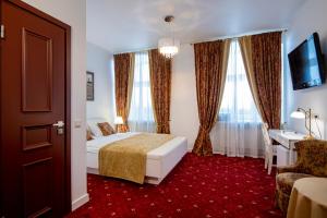 Un pat sau paturi într-o cameră la Hotel Gutenbergs