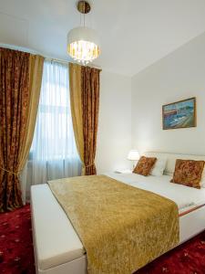 Un pat sau paturi într-o cameră la Hotel Gutenbergs