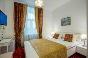 Un pat sau paturi într-o cameră la Hotel Gutenbergs