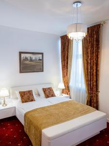 Un pat sau paturi într-o cameră la Hotel Gutenbergs