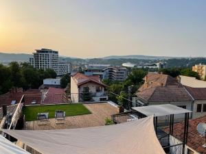 Blick auf eine Stadt vom Dach eines Hauses in der Unterkunft Ego HOME in Cluj-Napoca