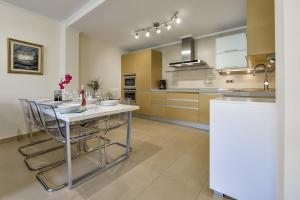 a kitchen with a table and chairs in a room at Villas Guzman - Marjaleta in Moraira