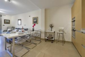 a kitchen with a table and chairs in a room at Villas Guzman - Marjaleta in Moraira