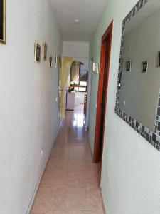 un pasillo de una casa con un pasillo de azulejos en La Mata & Sea, en La Mata
