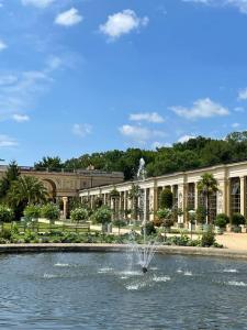 una fontana in acqua di fronte a un edificio di Ferienwohnung Am Nauener Tor a Potsdam