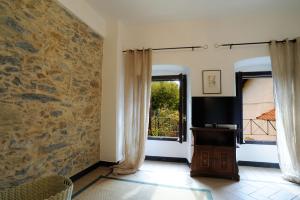 A television and/or entertainment centre at Borgata Cantone Country House B&B