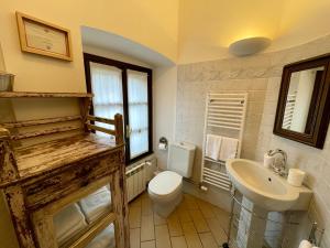 A bathroom at Borgata Cantone Country House B&B