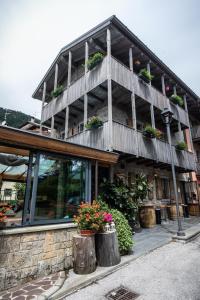 budynek z doniczkami przed nim w obiekcie Marangon Apartments w mieście Sùtrio