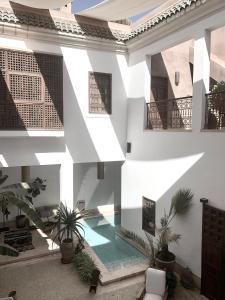 un patio en una casa con macetas en Riad UP, en Marrakech