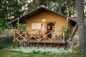 Casa pequeña con porche y terraza en Glamping tent Bor en Barban