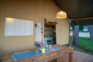 una habitación con una mesa en el lateral de una tienda de campaña en Glamping tent Bor en Barban
