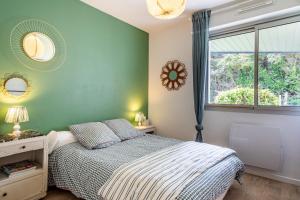 un dormitorio con una cama y una ventana en Villa Sterne - maison vue mer exceptionnelle - Fréhel, en Fréhel